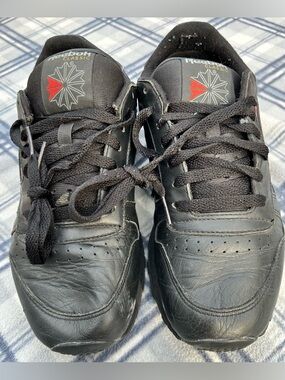 Reebok Classic Men's Black Leather Sneakers with Red Logo Accent size 7.5